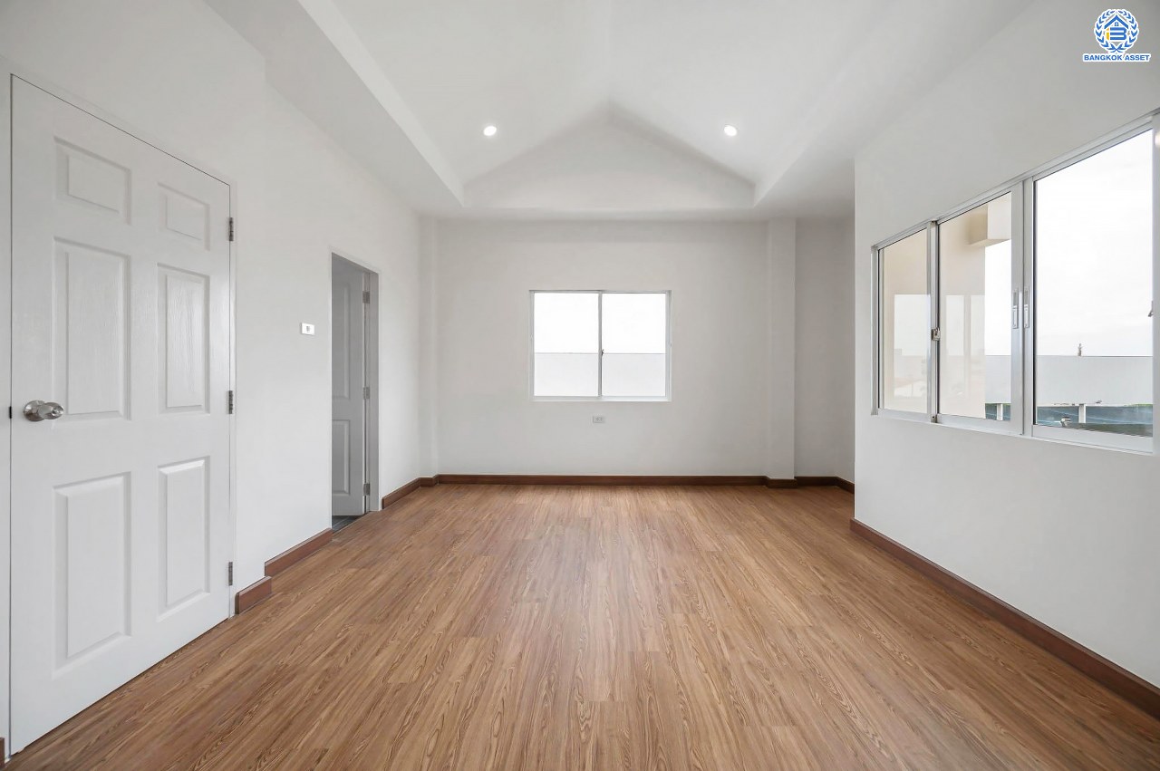 บ้านมือสองตกแต่งใหม่ โครงการ ปริญลักษณ์ วงแหวน-สาทร หลังมุม เนื้อที่ 36.9 ตร.ว. ฟังก์ชัน 3 ห้องนอน 4 ห้องน้ำ 2 ที่จอดรถ ภายในกว้าง พื้นที่ใช้สอยเยอะ บนทำเลเดินทางสะดวก ติดถนนกาญจนาภิเษก เชื่อมต่อถนนเพชรเกษม, ถนนกัลปพฤกษ์ ใกล้รถไฟฟ้าสายสีน้ำเงิน "สถานีหลักสอง"